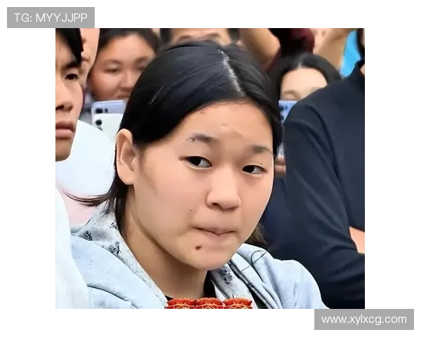 全红婵回家路上还在啃苹果，网友：这哪像奥运冠军啊？